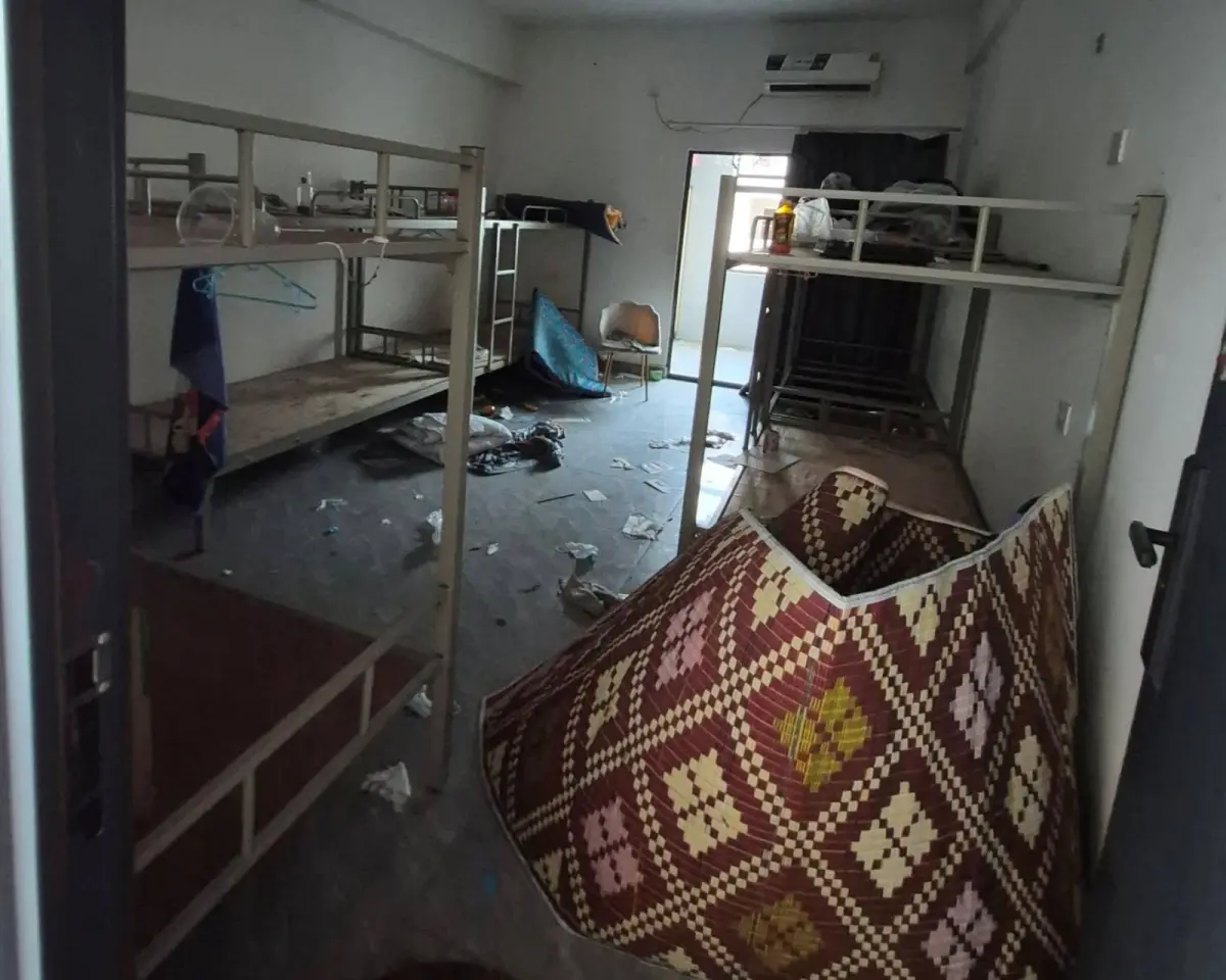 ▲新北市議員林秉宥，近日親赴緬甸電詐園區「開箱」，並陸續po出在當地拍攝的影像，圖為已經被抄、廢棄的園區宿舍房間。（圖／翻攝自林秉宥臉書）