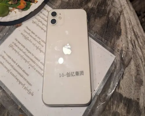 ▲在園區撿到的手機，上面清晰可見「創億集團」四個字，該集團與前陣子在台灣引發譁然的太子集團同一個系統。（圖／翻攝自林秉宥臉書）