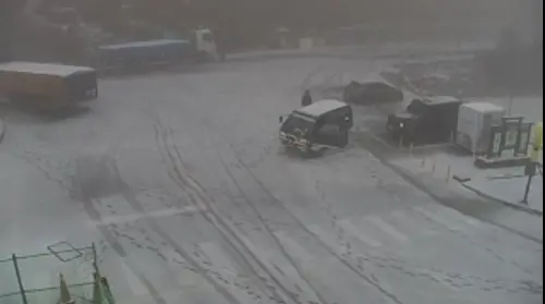 ▲合歡山遊客服務中心前，車頂蓋上薄薄的一層雪。（圖／翻攝公路總局即時影像，2025.12.26）