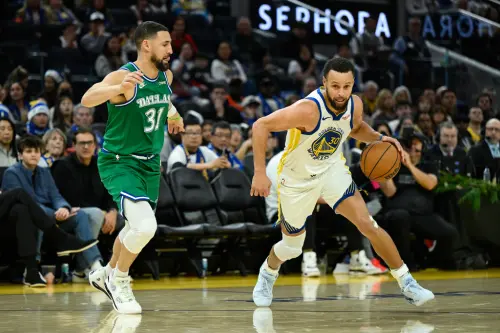 NBA／柯瑞在聖誕大戰「連換3雙球鞋」　致敬艾佛森、科比與湯普森
