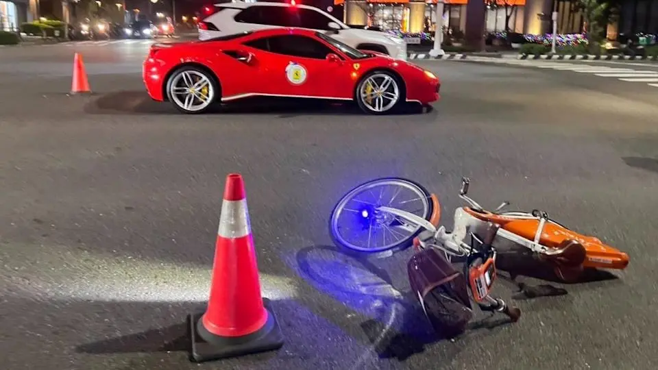 ▲台南北區路口24日晚間發生事故，11歲男童騎UBike左轉時與法拉利發生擦撞（圖／翻攝台南大小事）