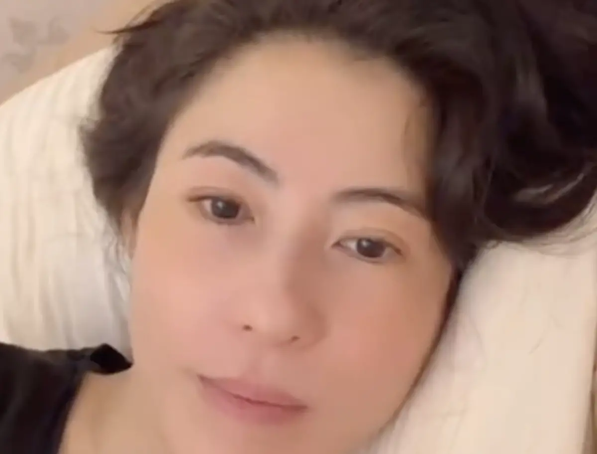 ▲張柏芝聖誕節給粉絲眼福，發布滾床私密影片䆁放性感，呈現最居家、真實的一面，懶得理會被媒體稱暴瘦、憔悴。（圖／摘自 IG@cecilia_pakchi_cheung）