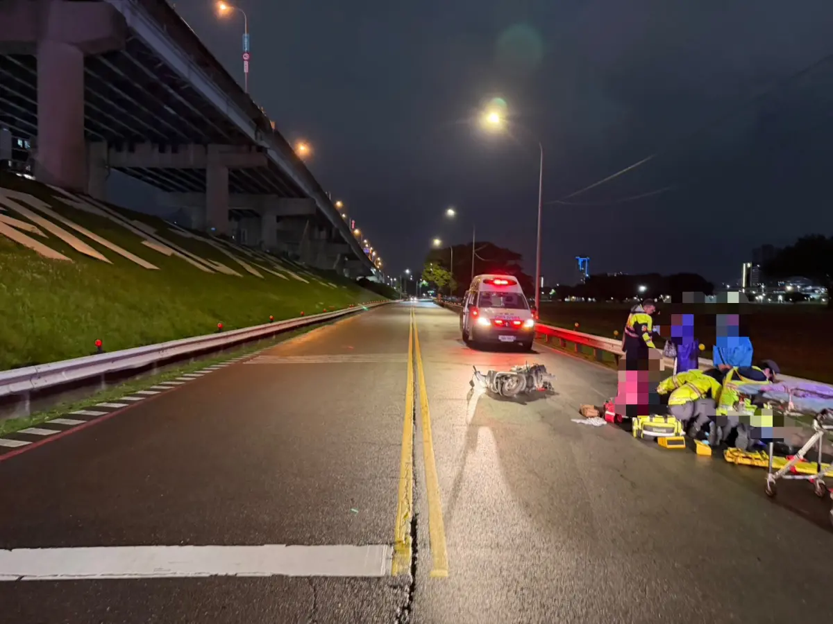 ▲新北市三重區昨（25日）晚間發生一起死亡車禍，一對母女雙載騎車自撞護欄。（圖／翻攝畫面）