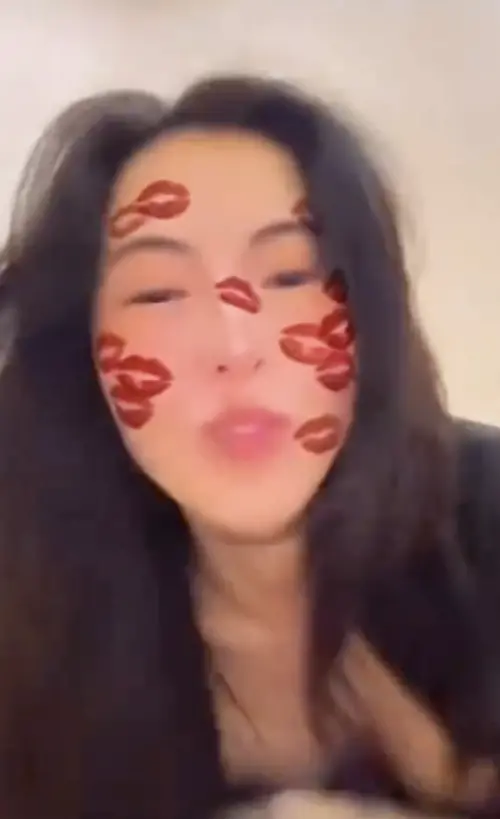 ▲張柏芝聖誕節影片中不經意的露出上圍曲線，展現性感的魅力。（圖／摘自 IG@cecilia_pakchi_cheung）