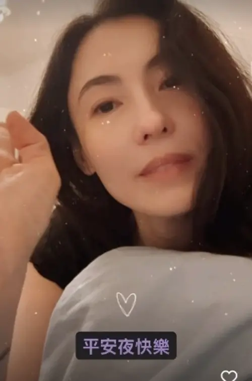 ▲張柏芝一邊滾床一邊祝粉絲聖誕快樂。（圖／摘自 IG@cecilia_pakchi_cheung）