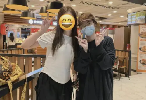 ▲張柏芝近日和民眾合照，被形容暴瘦、憔悴。（圖／摘自小紅書@冰意）