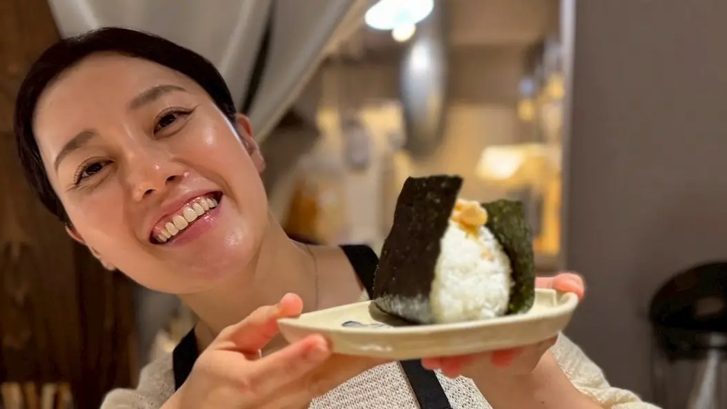 ▲PTT網友近日分享飯糰店大媽意外引爆話題，該名女子被認出是引退11年的前女優長澤梓，她年少成名卻選擇低調退場，如今成為人母經營飯糰店，人生轉彎引發網友感嘆與祝福。（圖／翻攝自長澤梓IG@omusubiayumi）