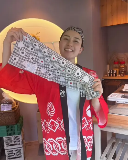 ▲PTT鄉民熱議的飯糰店大媽，過去是超有名的神級女優長澤梓。（圖／翻攝自長澤梓IG@omusubiayumi）