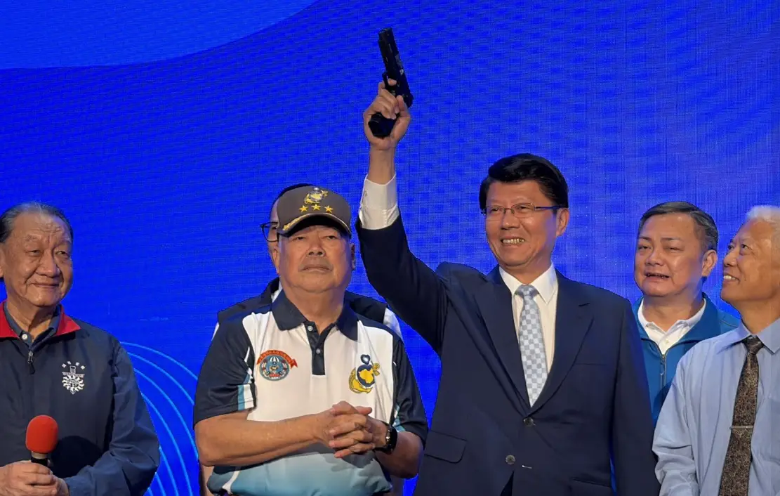 ▲國民黨立委謝龍介在造勢場合舉槍，引發爭議。（圖／翻攝畫面）