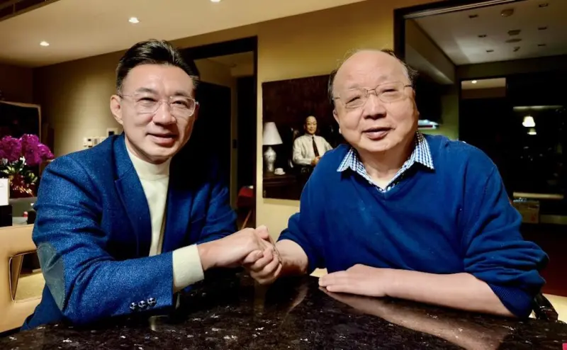 ▲立法院副院長江啟臣昨天拜訪前台中市長胡志強。（圖／翻攝江啟臣臉書，2025.12.26）