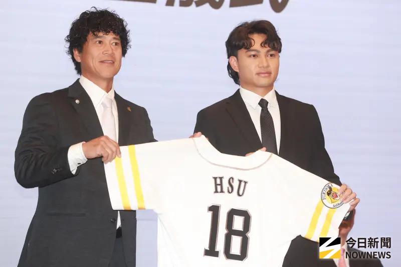 ▲徐若熙（右）正式加盟福岡軟銀鷹。（圖／記者葉政勳攝,2025.12.26）