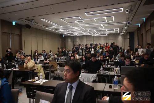 ▲徐若熙加盟軟銀記者會，現場近百位媒體出席。（圖／記者葉政勳攝,2025.12.26）