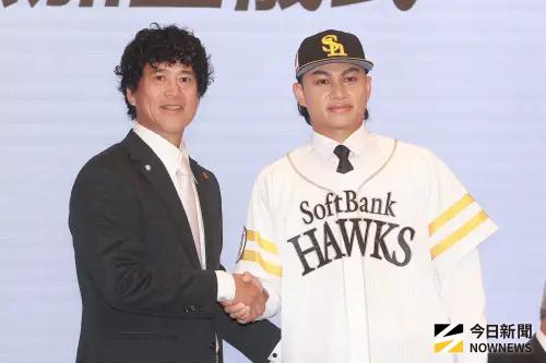 ▲徐若熙加盟軟銀鷹，城島健司親自出席記者會。（圖／記者葉政勳攝,2025.12.26）