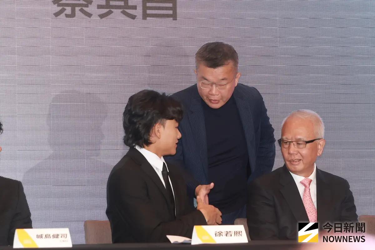 ▲蔡其昌出席徐若熙加盟記者會。（圖／記者葉政勳攝,2025.12.26）