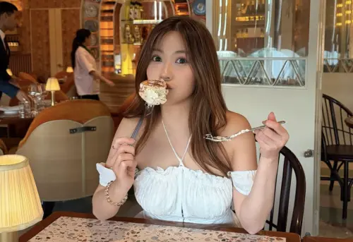 黃婧靈「超兇」丟主持棒！紅毯禮服洞挖太大　火辣女神遭慈善打槍
