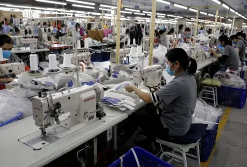 美國關稅壓力擴散東南亞　越南鞋業加速自動化應戰成本上升
