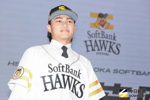 ▲徐若熙新球季以3年15億日幣大約，正式加盟日職福岡軟銀鷹隊。（圖／記者葉政勳攝 ,2025.12.26）