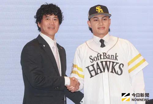 ▲徐若熙（右）新球季正式加盟日職福岡軟銀鷹隊，軟銀CBO城島健司在記者會上親自為他披上18號球衣（左）。（圖／記者葉政勳攝 ,2025.12.26）