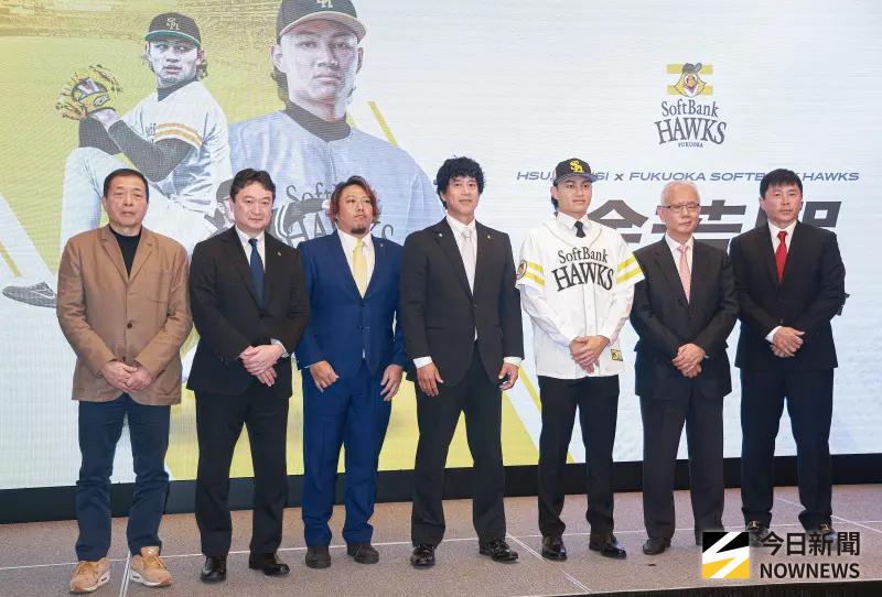 ▲徐若熙新球季正式加盟日職福岡軟銀鷹隊，官宣記者會上軟銀鷹GM三笠衫彥、亞洲負責人李杜軒、CBO城島健司、為全龍總教練葉君璋等人都到場。（圖／記者葉政勳攝 ,2025.12.26）