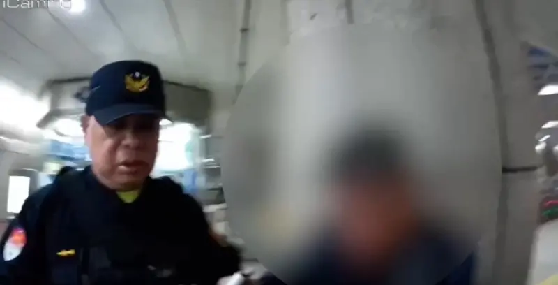 又傳鬧事！7旬醉翁搭北捷「弄丟悠遊卡」氣炸！下秒雨傘狂砸閘門