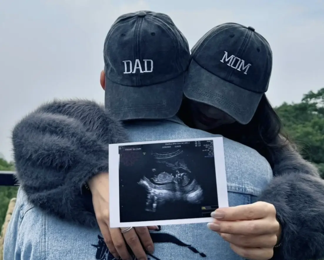 ▲百萬YouTuber頻道「欸你這週要幹嘛」成員「小粉紅」選在聖誕節送出超級大禮，宣布懷孕。（圖／翻攝自IG@littlepink_abby）