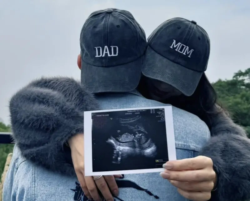 YTR「欸你這週要幹嘛」小粉紅宣布懷孕　挺肚唱〈煎熬〉沒人發現