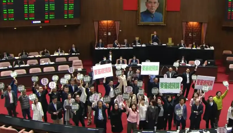 ▲總預算持續卡關，民進黨立委在議場高喊，「我要審預算！」（圖／翻攝立院ivod系統）