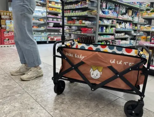 ▲▲「露營手推車」，除了擁有大容量可以放進各式露營小物外，手推車底部具有拉環設計與伸縮拉桿，讓收納更加便利，400點+1799元換購。（圖／記者鍾怡婷攝）