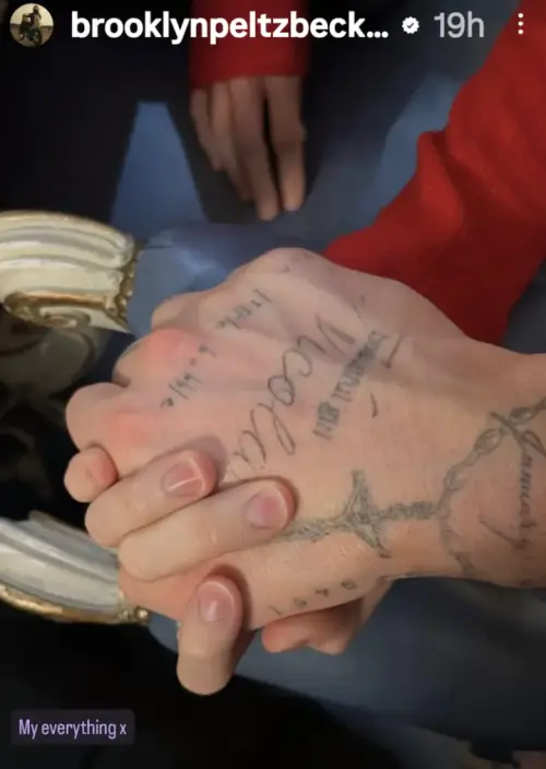 ▲布魯克林貝克漢發布與妻子尼可拉佩茲雙手緊握的畫面，還寫道：「我的一切。」擺明了只要老婆，連家人都可以全部拋開。（圖／摘自 IG@brooklynpeltzbeckham）