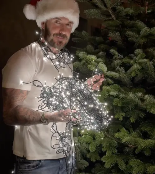 ▲昔日英國「足球金童」大衛貝克漢，面對長子布魯克林為了妻子與家人切割的難堪處境，還是打起精神布置聖誕樹，表現出仍然開心過節的模樣。（圖／摘自 IG@davidbeckham）