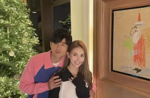 周杰倫緊摟昆凌放閃！背景聖誕老人畫作　是畢卡索450萬真跡
