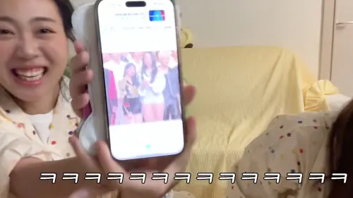 ▲李泳知（左）在YouTube上曬出她跟權恩妃的照片，直言：「這樣合理嗎！」（圖／翻攝自YouTube@찰스엔터）