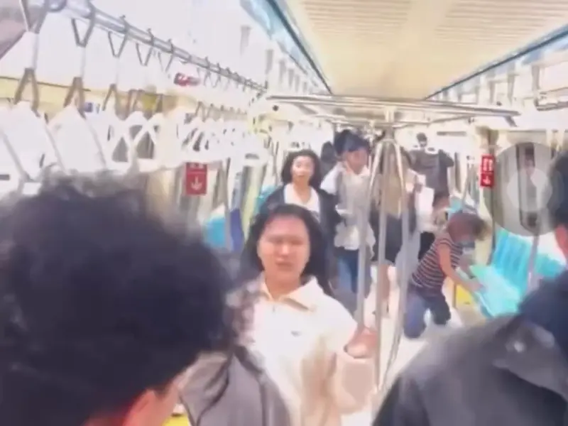 ▲北捷北門站昨（25日）有一名年約40多歲的男子因恐慌症發作持雨傘敲打，乘客見狀後擔心攻擊事件奔逃。（圖／翻攝自Threads@hcw0928）