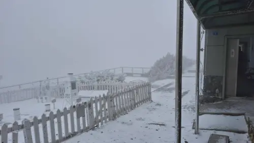 快訊／玉山下雪持續近1小時！夢幻積雪美景曝光　體感溫度剩-8℃
