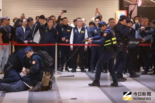 ▲北捷市府站無差別危安事件實兵演練，模擬歹徒持刀攻擊民眾。（圖／記者葉政勳攝）