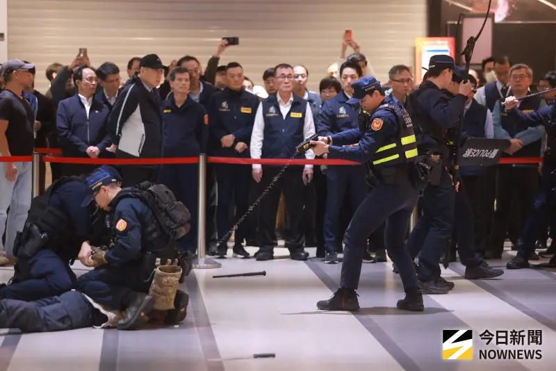    ▲北捷市府站無差別危安事件實兵演練，警方以電擊槍制伏歹徒。（圖／記者葉政勳攝）  