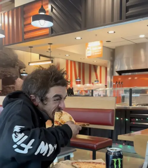 ▲泰勒蔡斯（如圖）由過去合作過的影集男星帶去飽餐一頓，不再餓肚子。（圖／摘自 IG@daniel_curtis_lee）