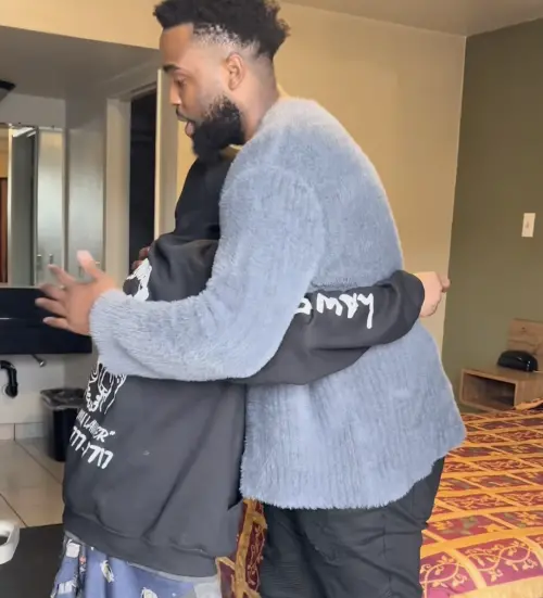 ▲丹尼爾寇蒂斯李（右）幫助泰勒蔡斯（左），讓他吃飽之後，還有地方住。（圖／摘自 IG@daniel_curtis_lee）