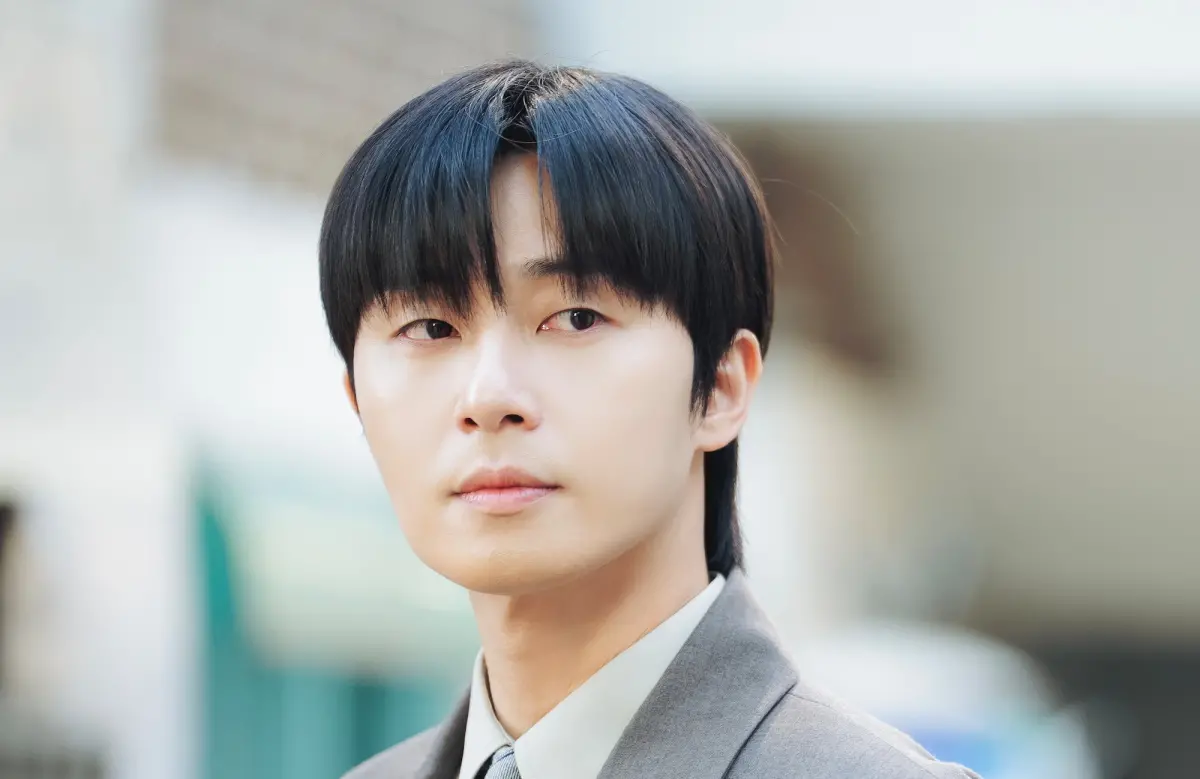 ▲朴敘俊（如圖）曾暫停一年不拍戲，後來遇到《等待京道》飾演上班族記者，直言就是想演一個貼近日常、能引起更多共鳴的故事。（圖／Hami Video）