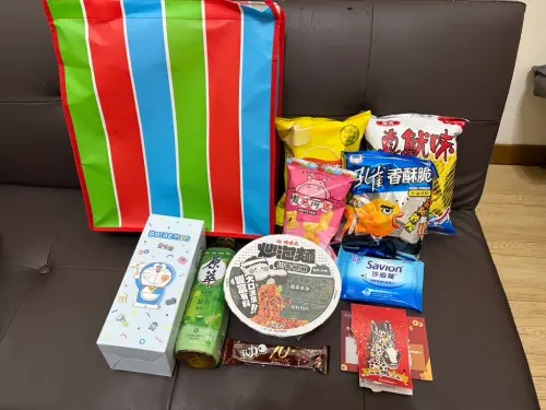 ▲記者實際到三間全家門市採購福袋，hahababy款式賣到缺貨，挑選一個台灣經典款「茄芷袋」福袋，開出品項為組合1零食包，還抽中哆啦A夢樂扣杯直接回本。（圖/記者張嘉哲攝）