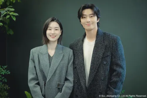 ▲《等待京道》朴敘俊（右）和元志安相差約11歲，但看起來相當登對。（圖／Hami Video）