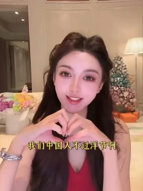 ▲葉珂喊「中國人不過洋節」　家中聖誕樹打臉自己（圖／微博＠網紅圈的猹）