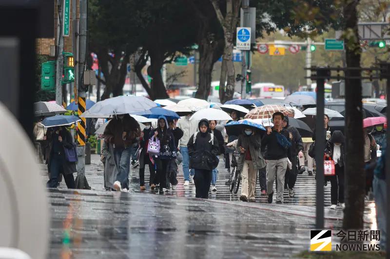 ▲受到「大陸冷氣團」和「鋒面」影響，北台灣整天呈現「濕冷」。（圖／記者葉政勳攝 ,2025.12.26）