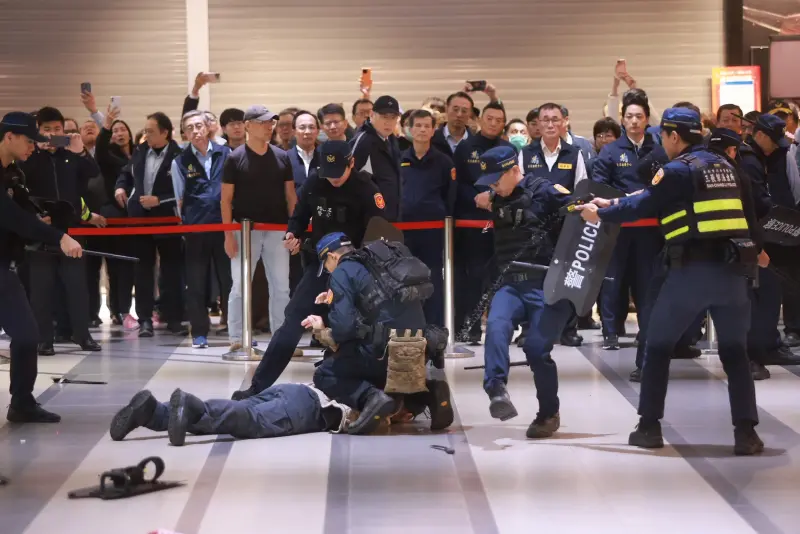    ▲北市府在北捷市府站實施無差別危安事件實兵演練，台北市長蔣萬安坐鎮視導。（圖／記者葉政勳攝，2025.12.26）  