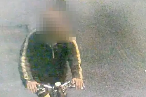 ▲警調監視器揪出朱男騎車路過，撿玻璃割破布條。（圖／蘆竹警方提供）