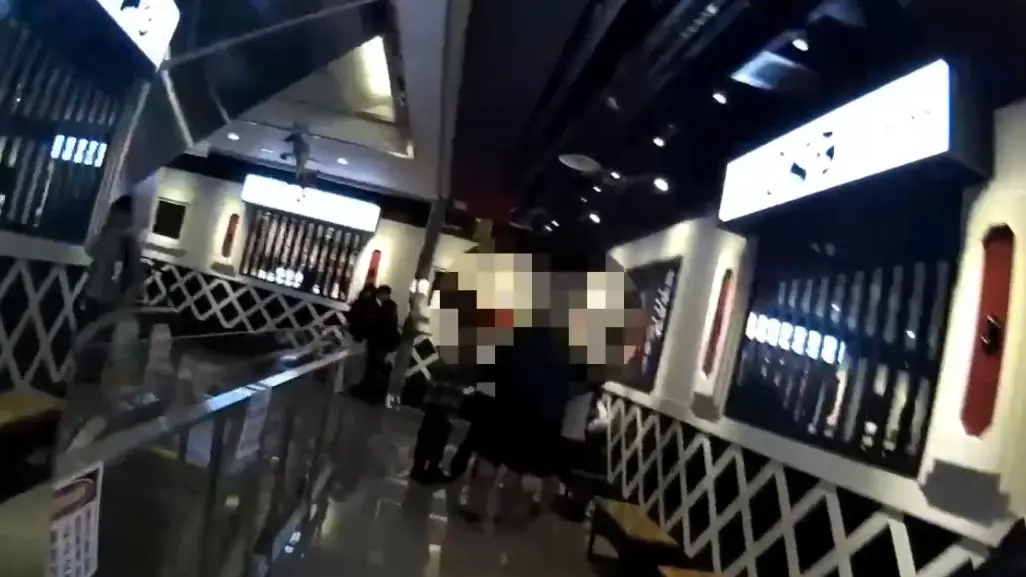 ▲新北市淡水區中山路一間商場昨（25日）在壽司店前發生一起肢體糾紛衝突。（圖／翻攝畫面）