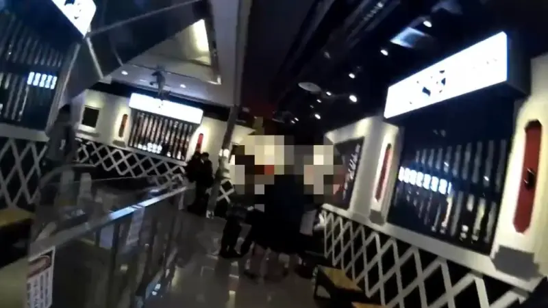 ▲新北市淡水區中山路一間商場昨（25日）在壽司店前發生一起肢體糾紛衝突。（圖／翻攝畫面）
