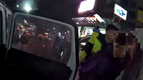 ▲淡水商場壽司店外爆肢體衝突。（圖／翻攝畫面）