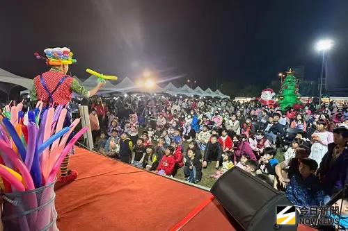 ▲活動現場有舞台表演，包含魔術、唱跳、雜耍與音樂演出。（圖／記者莊全成攝，2025.12.26）