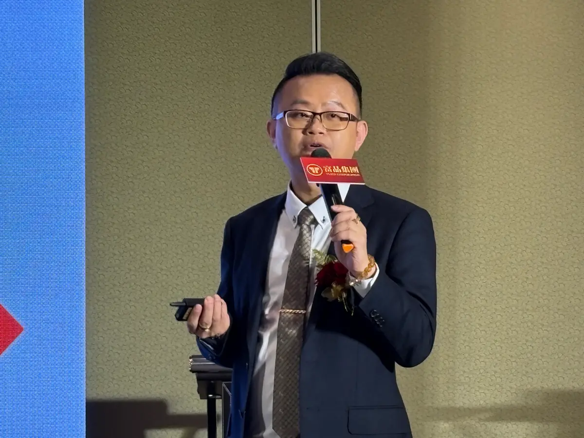 ▲「建築的價值不再是鋼筋水泥的堆疊，而是將利潤與透明權利還給地主。」富品集團董事長曾富瑋今（26）日於記者會中，深度剖析如何透過「復合式模式」打破建商暴利內幕，並現場大膽預言：受惠於賴政府新政與法規衝刺期，2026 年將正式迎來全台都更的大爆發時代。（圖／記者徐銘穗攝）